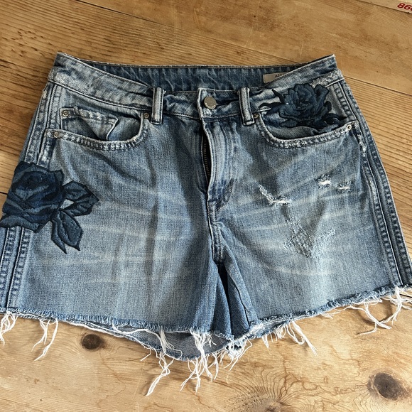 ALLSAINTS Pam Rose Embroidered Cutoff Denim Shorts Size 27 - Picture 3 of 9